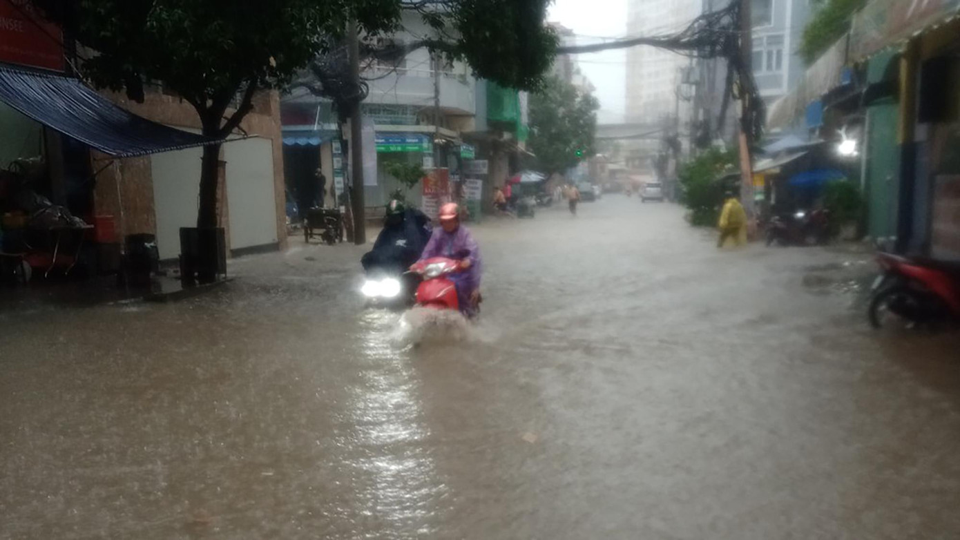 Trong đó, khu vực đường Quốc Hương, Thảo Điền (TP Thủ Đức); Nguyễn Hữu Cảnh, Ung Văn Khiêm (quận Bình Thạnh); Nguyễn Văn Khối, Lê Văn Thọ, Phan Huy Ích (quận Gò Vấp)… bị ngập nặng.