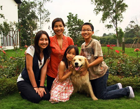 Mẹ con Mỹ Linh trong khuôn viên ngôi nhà ở Sóc Sơn