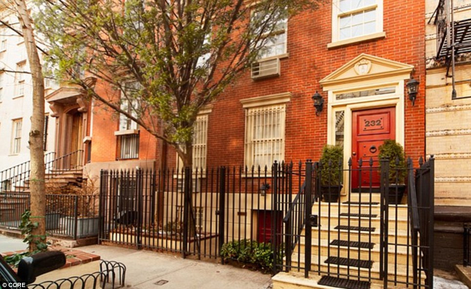 Phòng đọc sách được đặt gần lò sưởi.