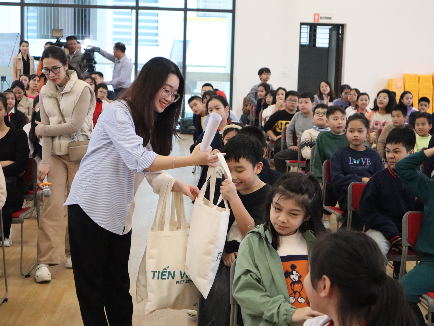 Cuộc thi giúp học sinh tiếp cận lĩnh vực tài chính một cách tự nhiên, hấp dẫn và đa chiều. Cuộc thi giúp học sinh tiếp cận lĩnh vực tài chính một cách tự nhiên, hấp dẫn và đa chiều.