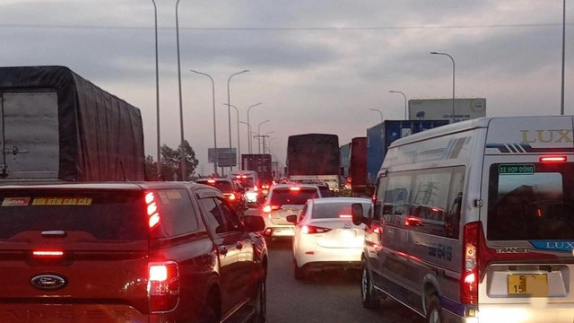 Tình trạng ùn ứ trên cao tốc TP HCM - Long Thành - Dầu Giây xảy ra từ sáng sớm. Tình trạng ùn ứ trên cao tốc TP HCM - Long Thành - Dầu Giây xảy ra từ sáng sớm.