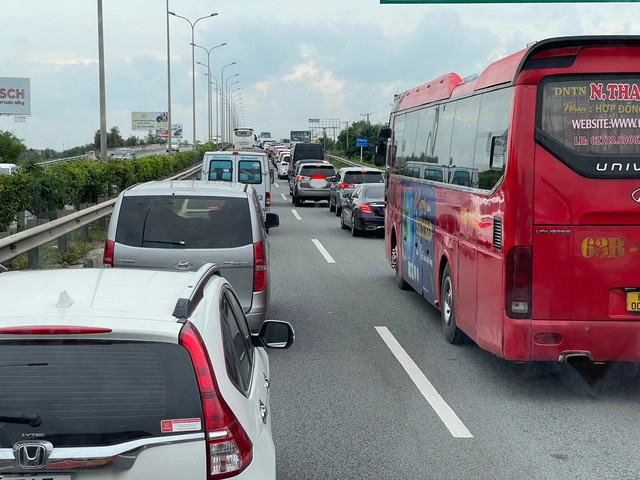 Tình trạng xếp hàng dài trên cao tốc TP HCM - Long Thành - Dầu Giây kéo dài nhiều giờ. Tình trạng xếp hàng dài trên cao tốc TP HCM - Long Thành - Dầu Giây kéo dài nhiều giờ.