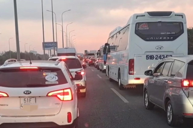 Tại vòng xoay Nguyễn Dung Trinh, dòng phương tiện đông đúc di chuyển chậm. Tại vòng xoay Nguyễn Dung Trinh, dòng phương tiện đông đúc di chuyển chậm.