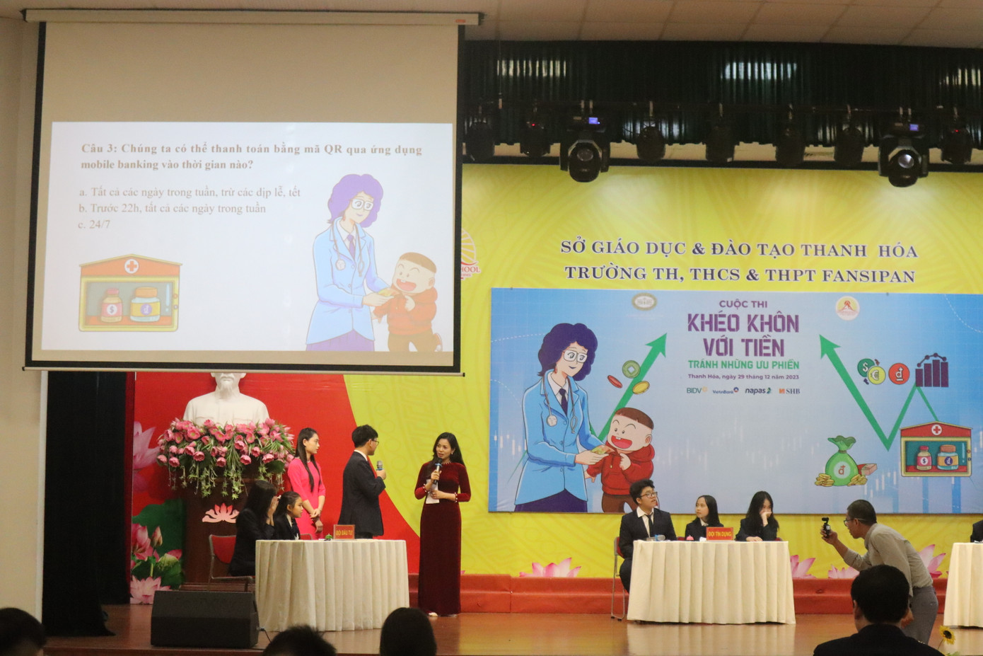 Game show đã giáo dục cho học sinh của nhà trường trong việc sử dụng tài chính thông minh Game show đã giáo dục cho học sinh của nhà trường trong việc sử dụng tài chính thông minh