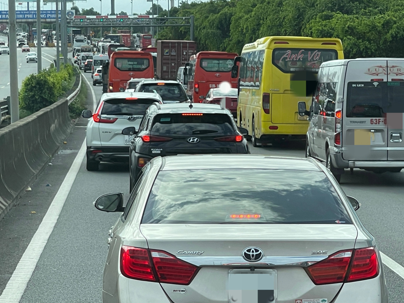 Xe nối đuôi nhau nhích từng chút một. Xe nối đuôi nhau nhích từng chút một.