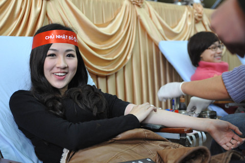 Dương Tú Anh cười rất tươi sau khi hiến máu xong