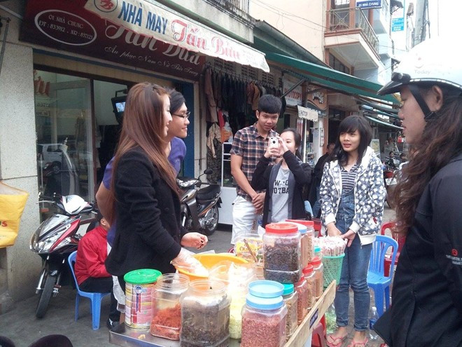 Nhiều bạn trẻ xin chụp ảnh cùng cô gái bánh tráng. (Ảnh: Xuân Cường)