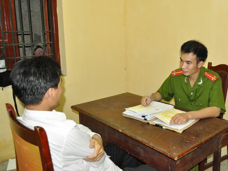 Công an lấy lời khai của đối tượng Quyền