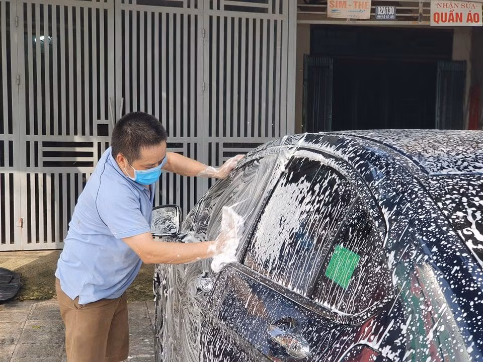 Trong ảnh là người dân tự rửa xe ô tô đón Tết vào sáng ngày 31/1 (tức 29 Tết) tại đường Lê Lợi, Thành phố Phủ Lý, Hà Nam