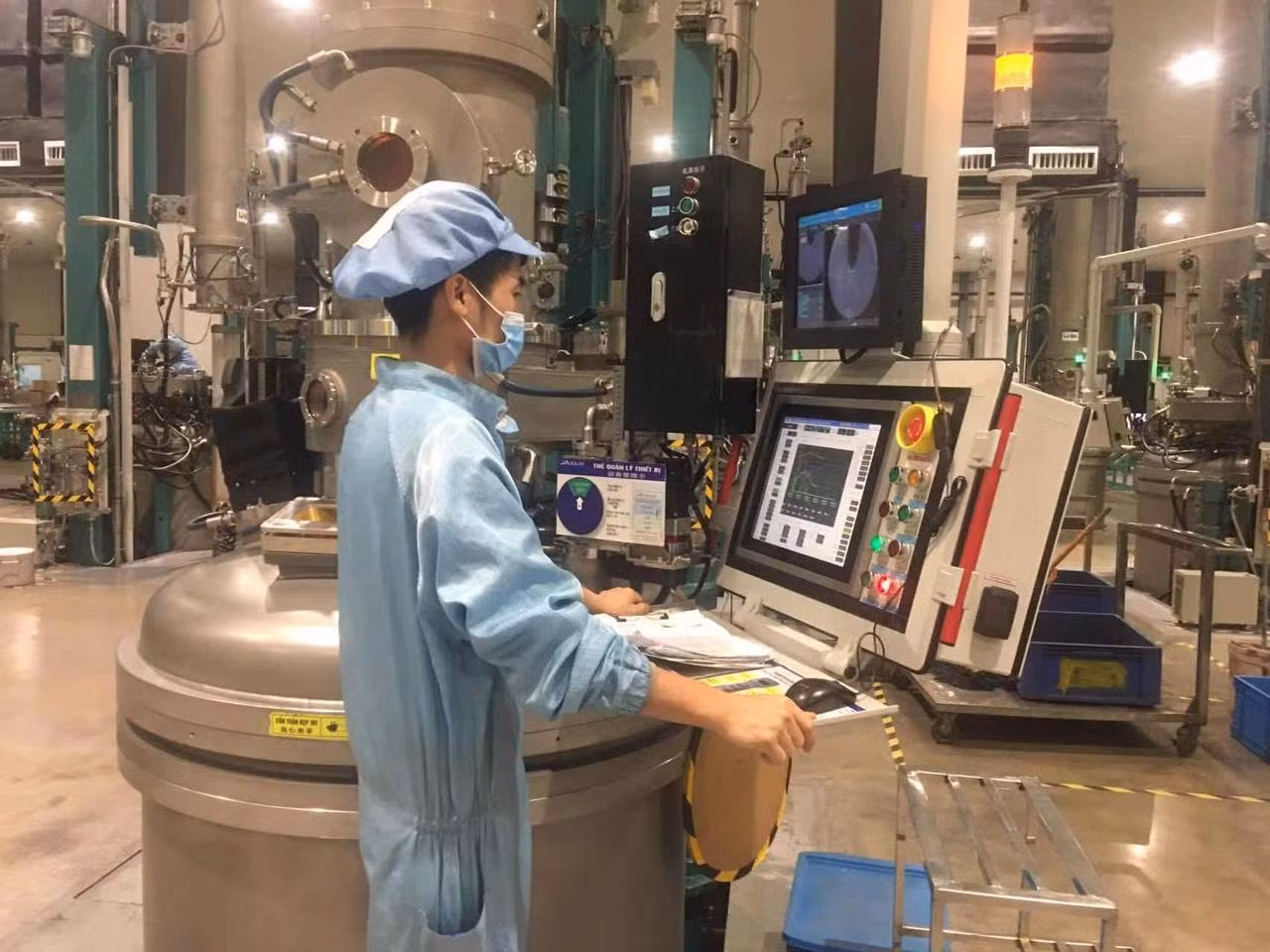 Công nhân công ty TNHH JA Sola Việt Nam đang làm việc trong đêm giao thừa.