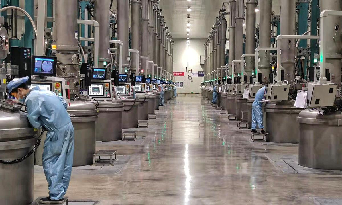 Do đặc thù sản xuất, 400 công nhân của công ty TNHH JA Sola Việt Nam vẫn miệt mài làm việc trong đêm giao thừa. Do đặc thù sản xuất, 400 công nhân của công ty TNHH JA Sola Việt Nam vẫn miệt mài làm việc trong đêm giao thừa.