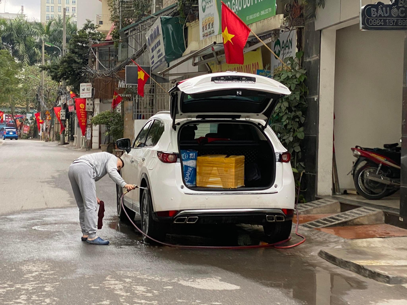 Một người tại đường Đình Thôn, Phường Mỹ Đình 1, Nam Từ Liêm Hà Nội cũng tự rửa xe ô tô để đi chơi Tết