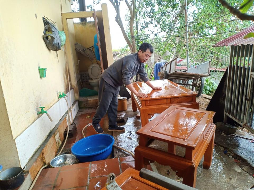 Trong ảnh là ông Nguyễn Kim Lâm làm thợ mộc tại nhà gần 30 năm qua. Ông cho biết, công việc thường bận rộn vào ngày cuối năm vì nhu cầu khách hàng tăng cao dịp cuối năm nên chiều 29 Tết, gia đình mới dọn xưởng, dọn dẹp nhà cửa để đón Tết.