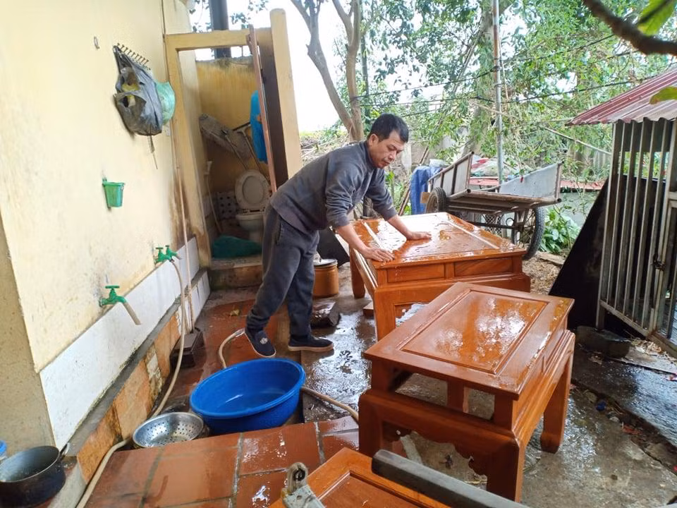 Trong ảnh là ông Nguyễn Kim Lâm làm thợ mộc tại nhà gần 30 năm qua. Ông cho biết, công việc thường bận rộn vào ngày cuối năm vì nhu cầu khách hàng tăng cao dịp cuối năm nên chiều 29 Tết, gia đình mới dọn xưởng, dọn dẹp nhà cửa để đón Tết.