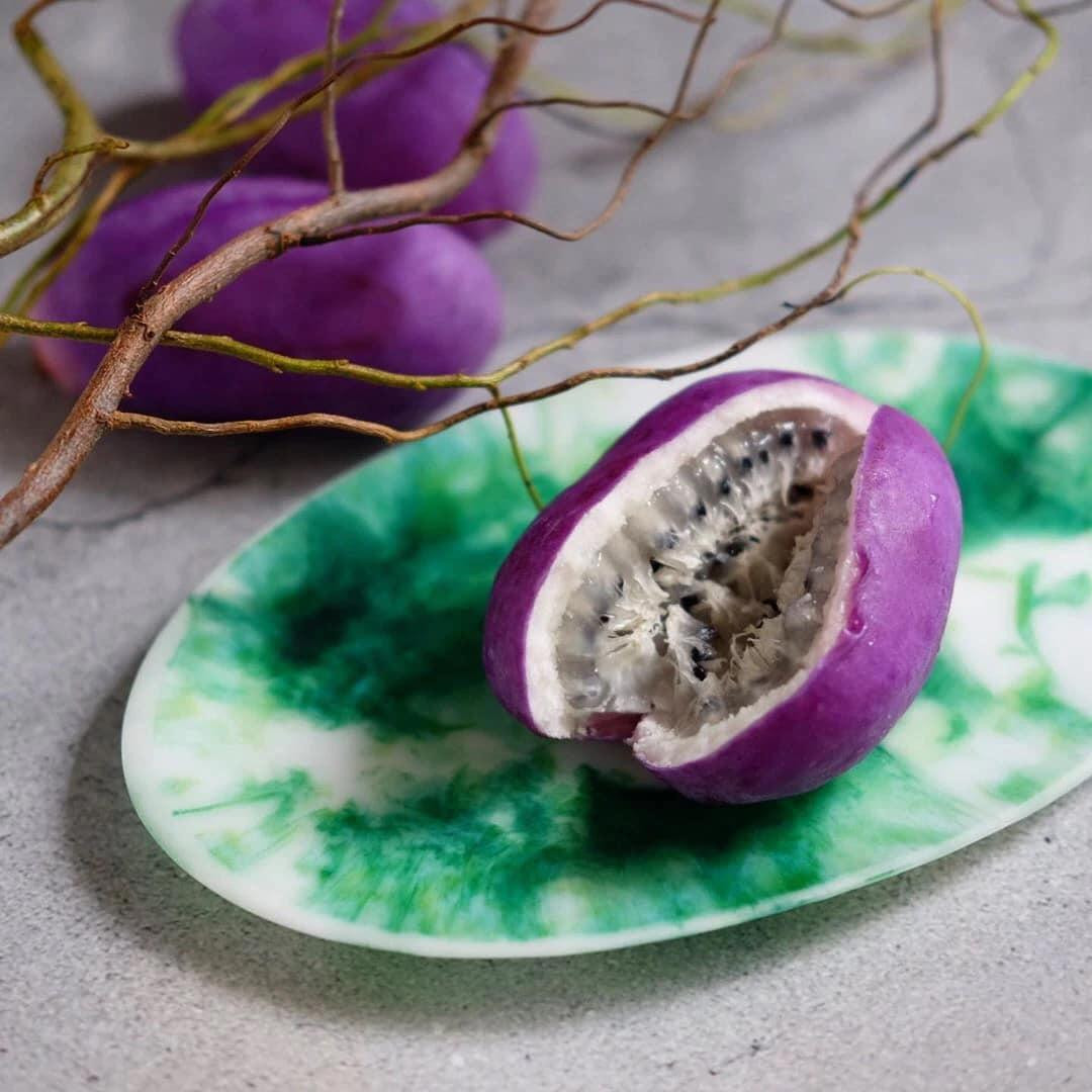 Phần ruột quả như chanh dây có thể ăn sống, vỏ dùng để xào hoặc chiên (Ảnh: Mai Thảo). Phần ruột quả như chanh dây có thể ăn sống, vỏ dùng để xào hoặc chiên (Ảnh: Mai Thảo).