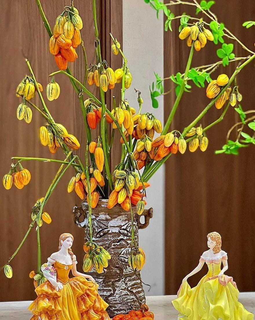 Vốn có vẻ ngoài bắt mắt, chỉ cần cắm cành dưa gang vào bình cao là tự nhiên đẹp