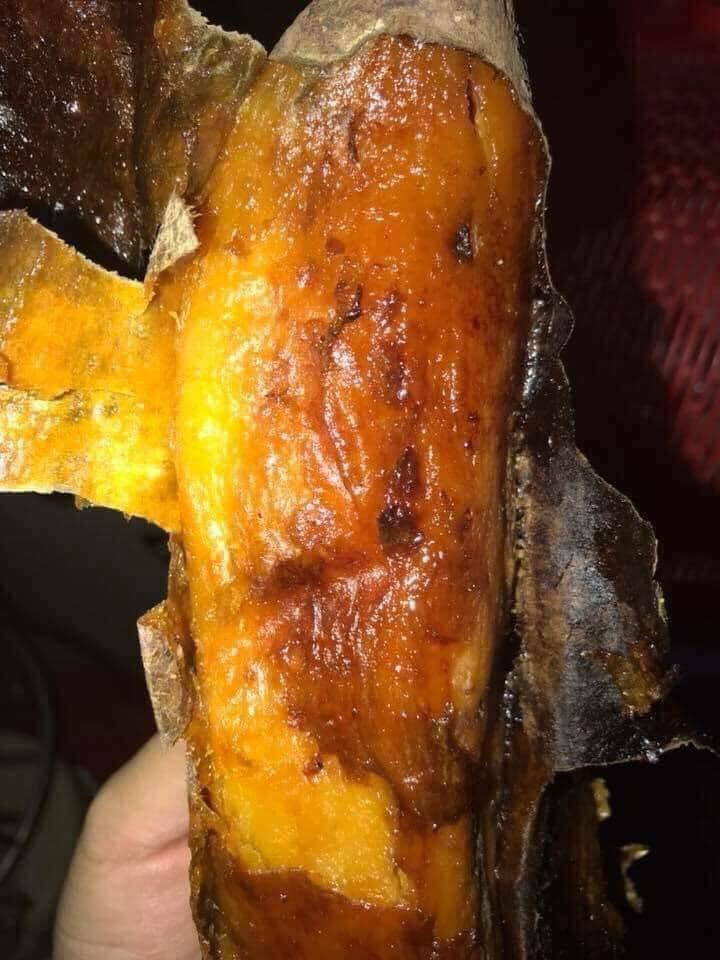 Tiểu thương chốt đơn "ầm ầm" khoai lang mật nướng sẵn (ảnh: Foodsreview).
