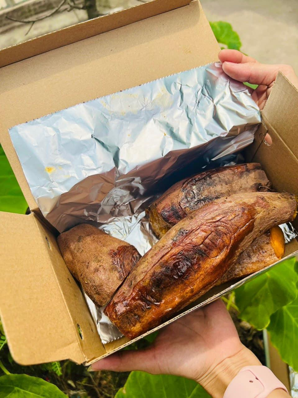 Khoai lang mật nướng sẵn có giá khoảng 80.000 đồng/hộp (ảnh: Trần Giang).