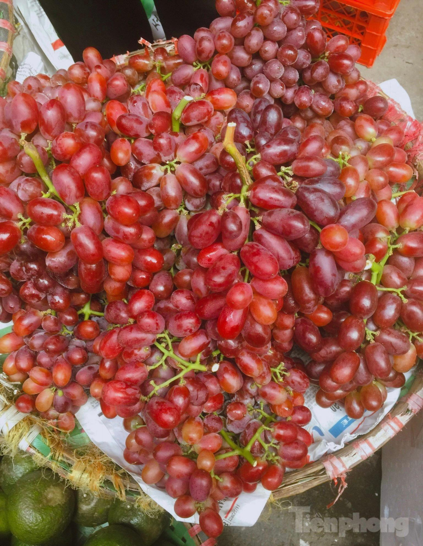 Nho Ruby đỏ tràn ngập chợ. Nho Ruby đỏ tràn ngập chợ.