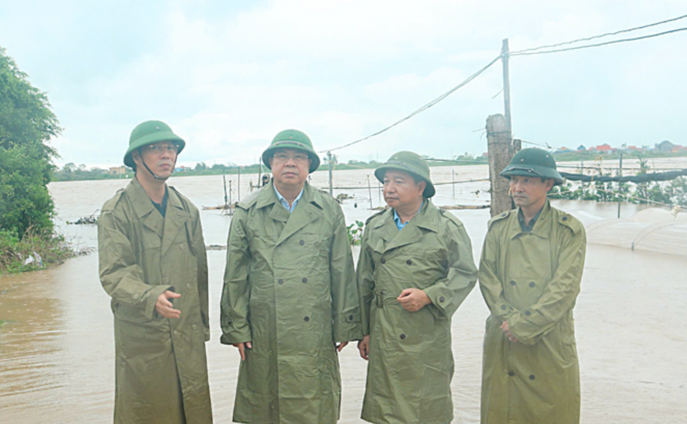 Bí thư Tỉnh ủy Nam Định Phạm Gia Túc (thứ 2 từ trái qua), thị sát tại khu vực huyện Trực Ninh. Ảnh: B.N.Đ.