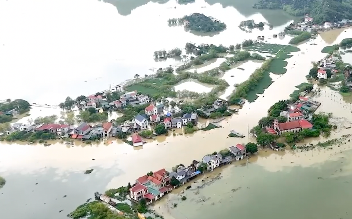 Nhiều ngôi nhà tại Gia Viên và Nho quan đã chìm trong nước.