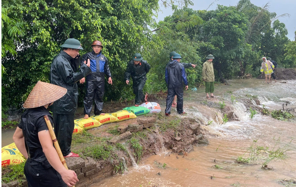 Mực nước trên sông Đáy dâng cao khiến nhiều tuyến đê bối ở huyện Ý Yên có hiện tượng thẩm lậu, sủi mạch nước, rò rỉ trên thân đê. Ảnh: Hà Giang.