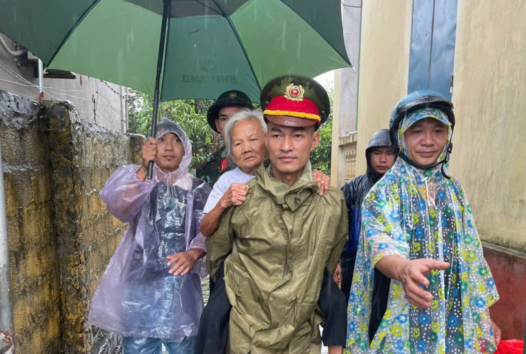 Công an tỉnh Thái Bình trợ giúp dân trong cơn bão lịch sử.