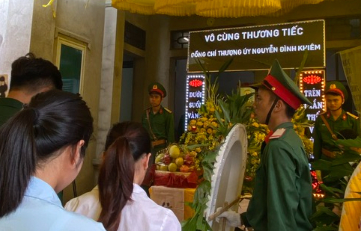 Nhân dân thương tiếc đại úy Nguyễn Đình Khiêm. Nhân dân thương tiếc đại úy Nguyễn Đình Khiêm.