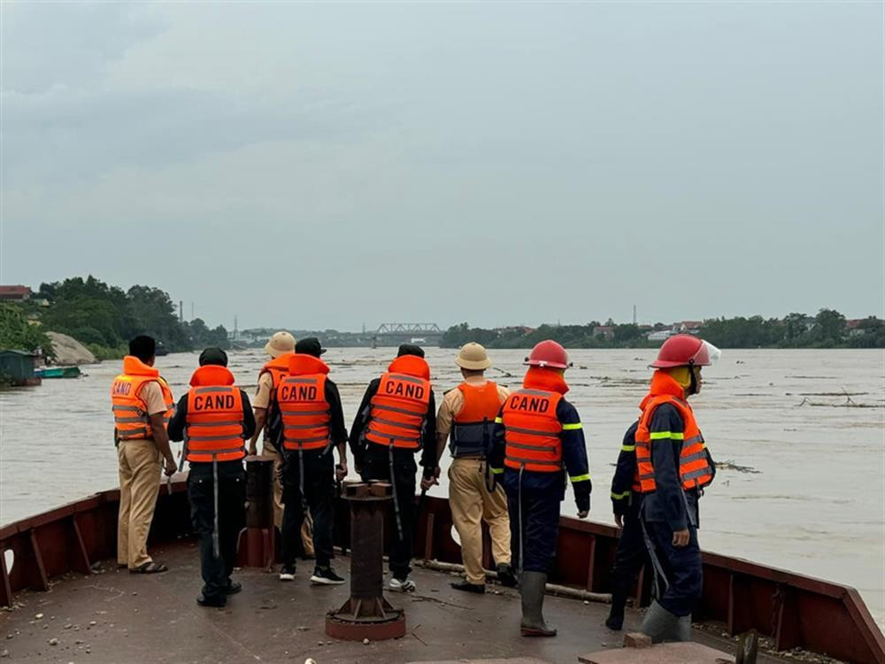 Lực lượng chức năng tổ chức tìm kiếm cứu nạn các nạn nhân sự cố sập cầu Phong Châu. Lực lượng chức năng tổ chức tìm kiếm cứu nạn các nạn nhân sự cố sập cầu Phong Châu.