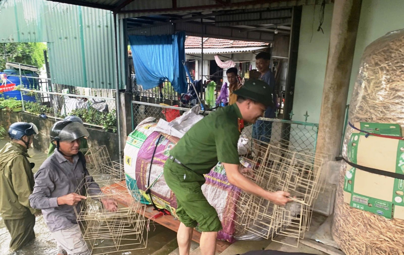 Hỗ trợ người dân di dời tài sản.