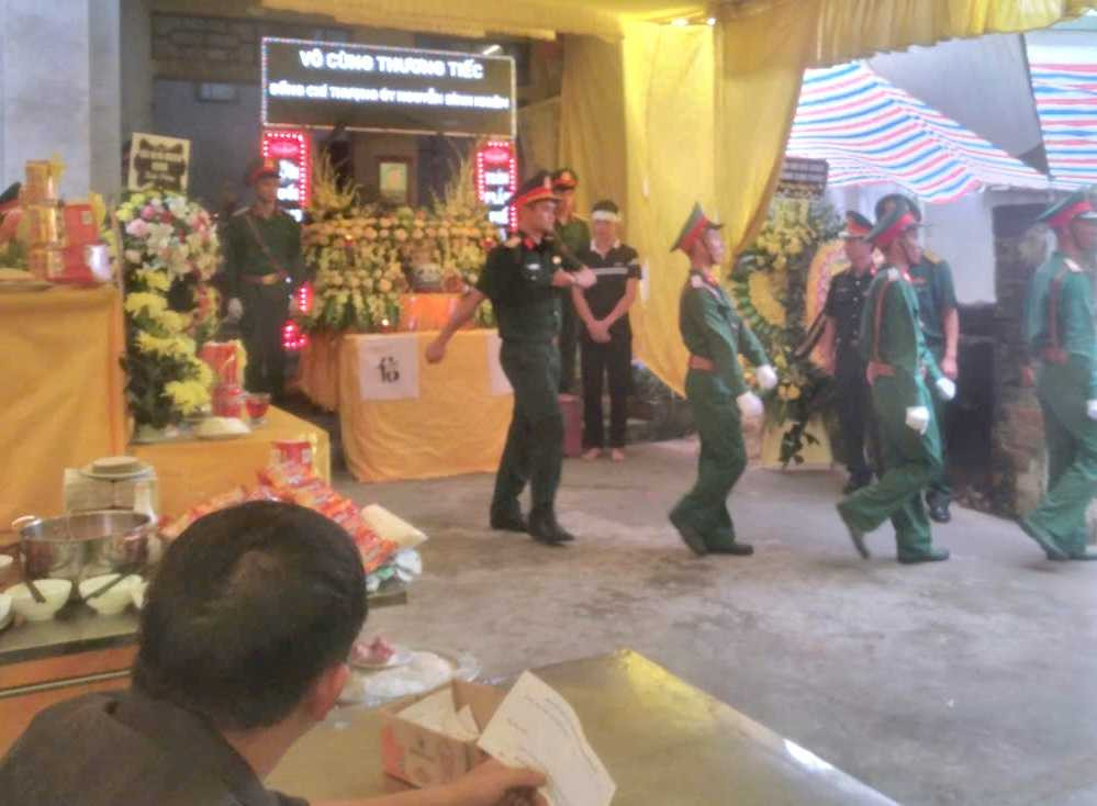 Đồng đội tiễn biệt đại úy Nguyễn Đình Khiêm. Đồng đội tiễn biệt đại úy Nguyễn Đình Khiêm.