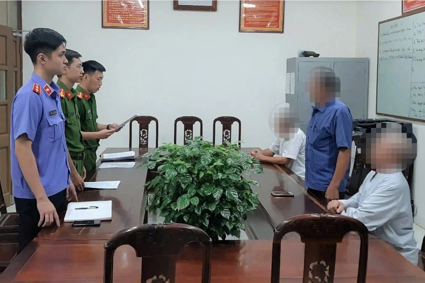 Cơ quan tố tụng đọc quyết định khởi tố bí thư, trưởng xóm ở Ninh Bình. Cơ quan tố tụng đọc quyết định khởi tố bí thư, trưởng xóm ở Ninh Bình.