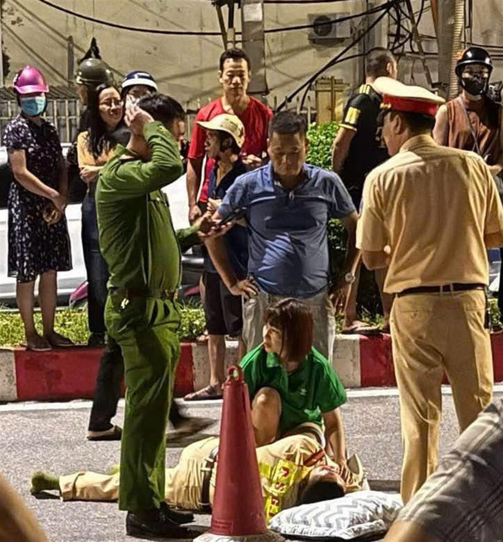 Cán bộ CSGT bị đâm gục tại chỗ.