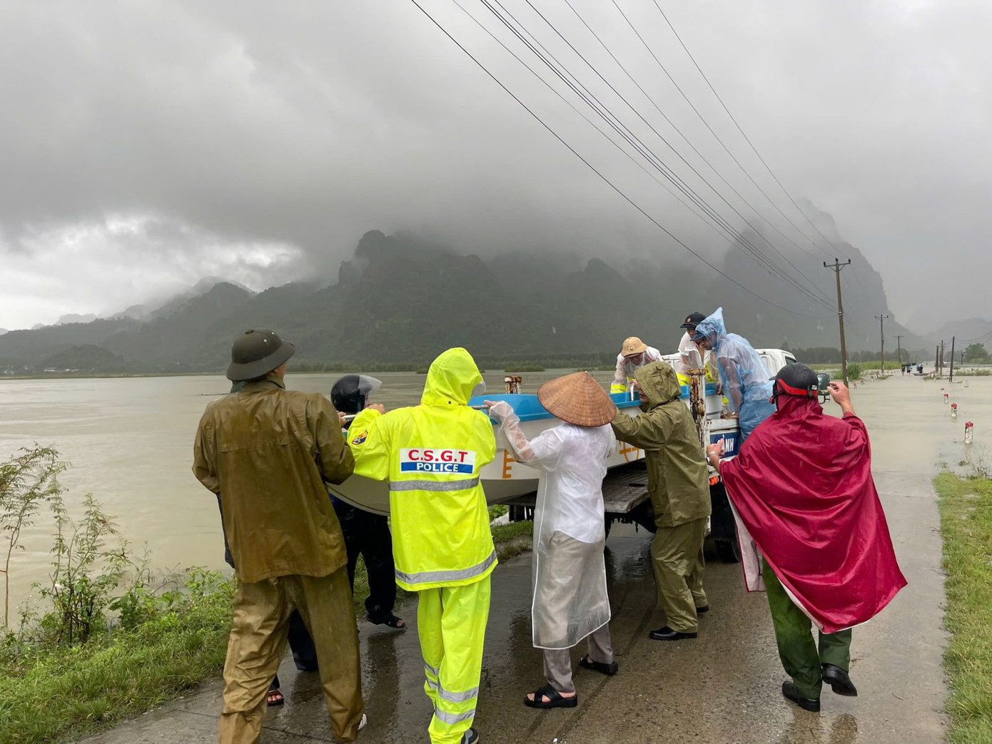 Công an tỉnh Ninh Bình đổ bộ vào vũng lũ cứu trợ người dân.