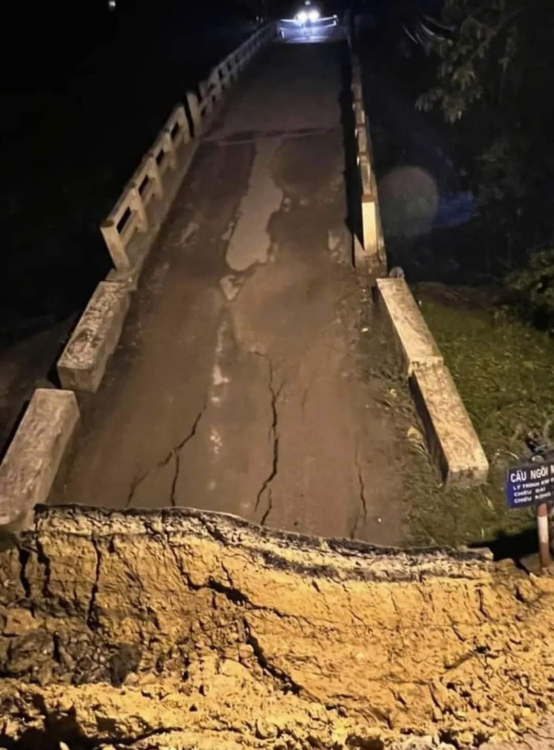 Cầu Ngòi Móng bị sập trong đêm. Cầu Ngòi Móng bị sập trong đêm.