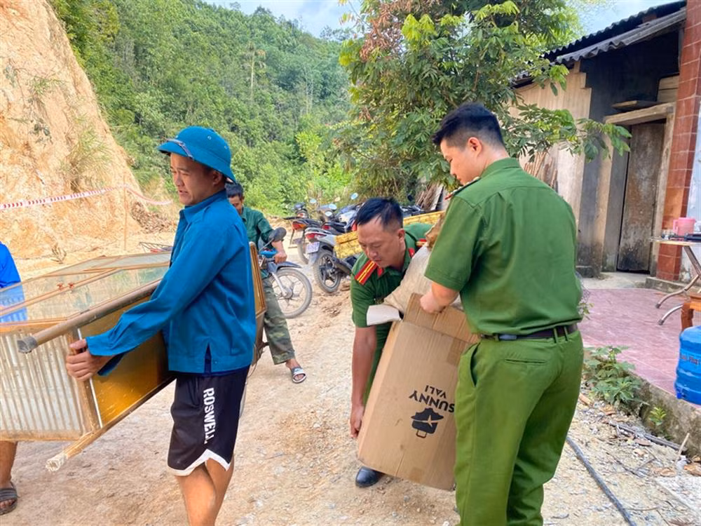 Lực lượng công an giúp dân di dời tài sản khi bão lũ. Lực lượng công an giúp dân di dời tài sản khi bão lũ.