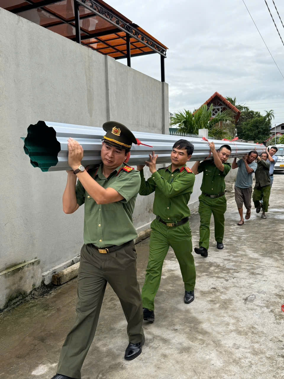 Công an tỉnh Thái Bình hỗ trợ người dân lợp lại mái tôn.