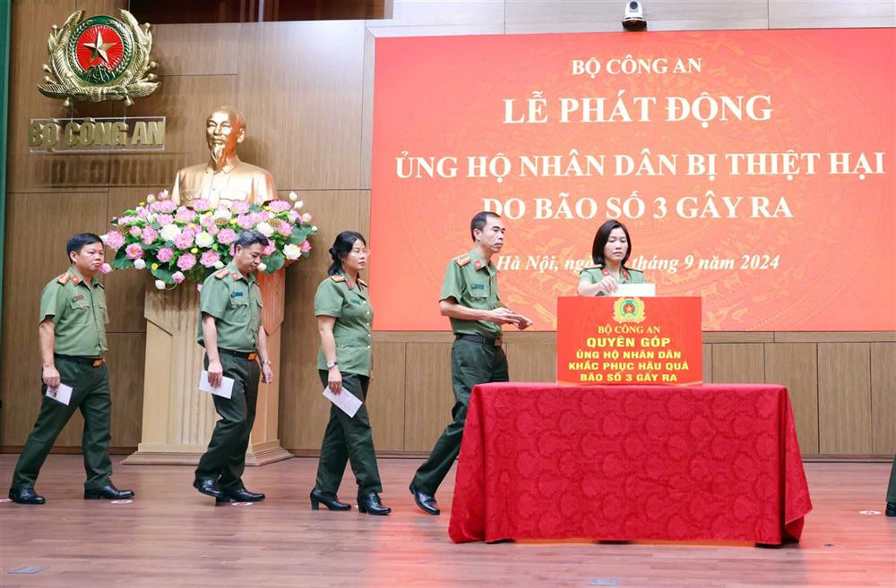 Cán bộ chiến sỹ công an tham gia ủng hộ bà con vùng lũ tại lễ phát động. Cán bộ chiến sỹ công an tham gia ủng hộ bà con vùng lũ tại lễ phát động.