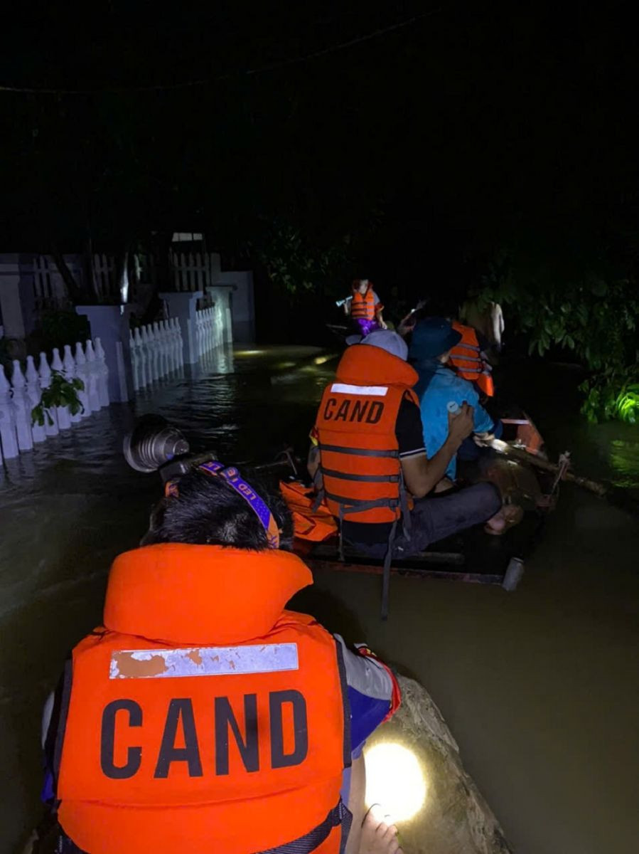 Công an Ninh Bình vào vũng lũ trong đêm.