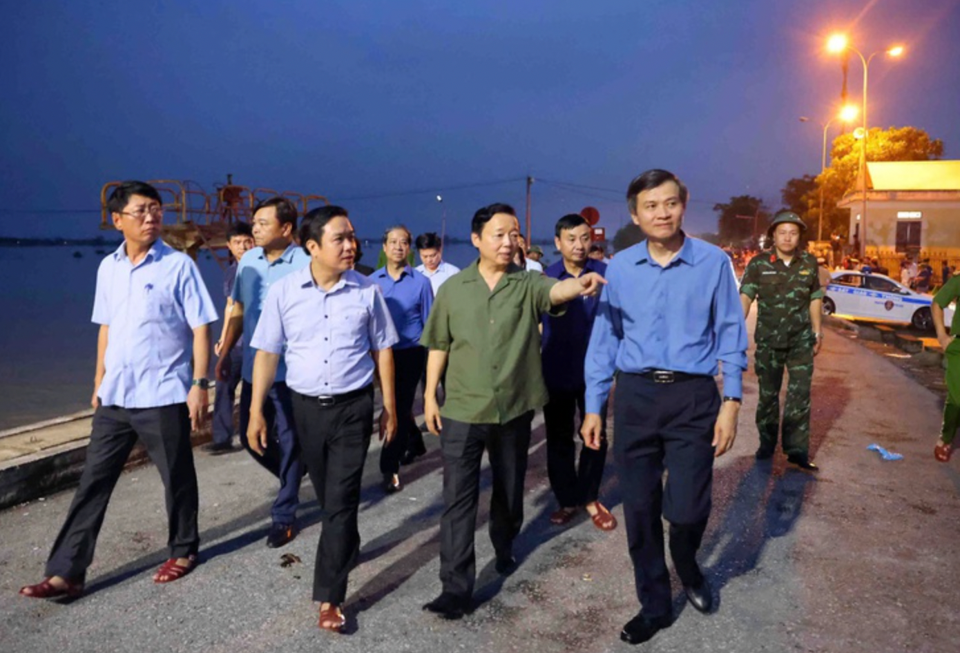 Phó Thủ tướng Trần Hồng Hà cùng đoàn công tác kiểm tra tình hình nước lũ trên sông Hoàng Long. Ảnh: VGP/Minh Khôi.