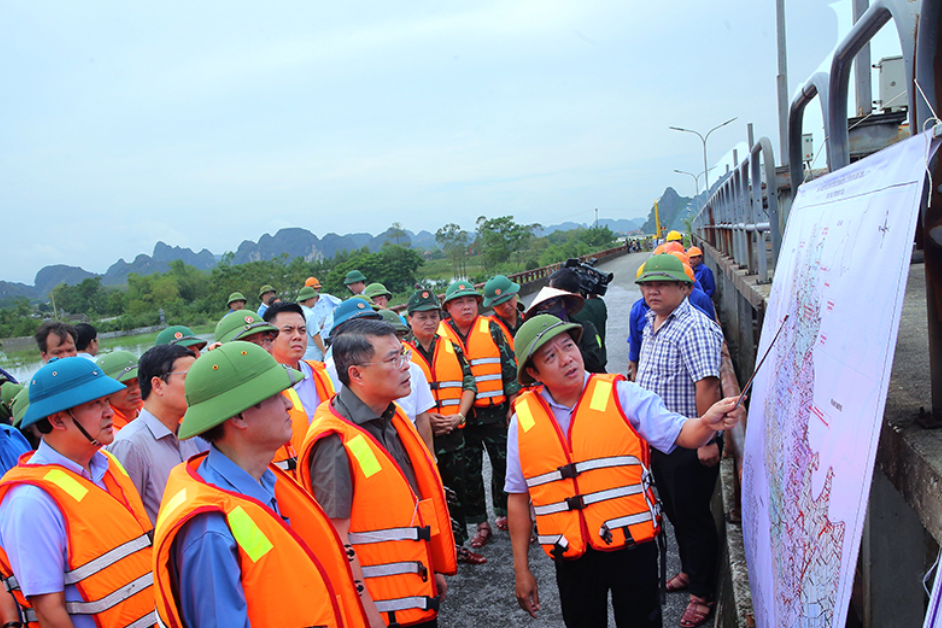 Trưởng Ban Tổ chức Trung ương Lê Minh Hưng đứng giữa hàng đầu (không đội mũ), nghe báo cáo về việc vận hành tràn Lạc Khoái, sông Hoàng Long. Ảnh: N.B. Trưởng Ban Tổ chức Trung ương Lê Minh Hưng đứng giữa hàng đầu (không đội mũ), nghe báo cáo về việc vận hành tràn Lạc Khoái, sông Hoàng Long. Ảnh: N.B.