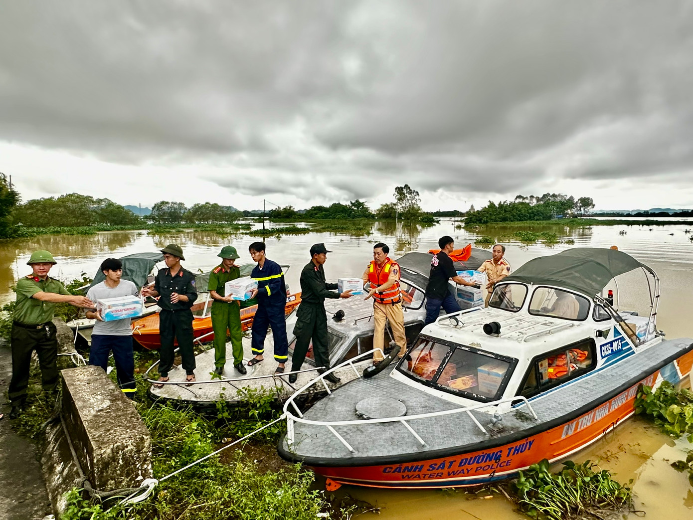 Lực lượng công trực chiến cứu trợ tại đê Hoàng Long.
