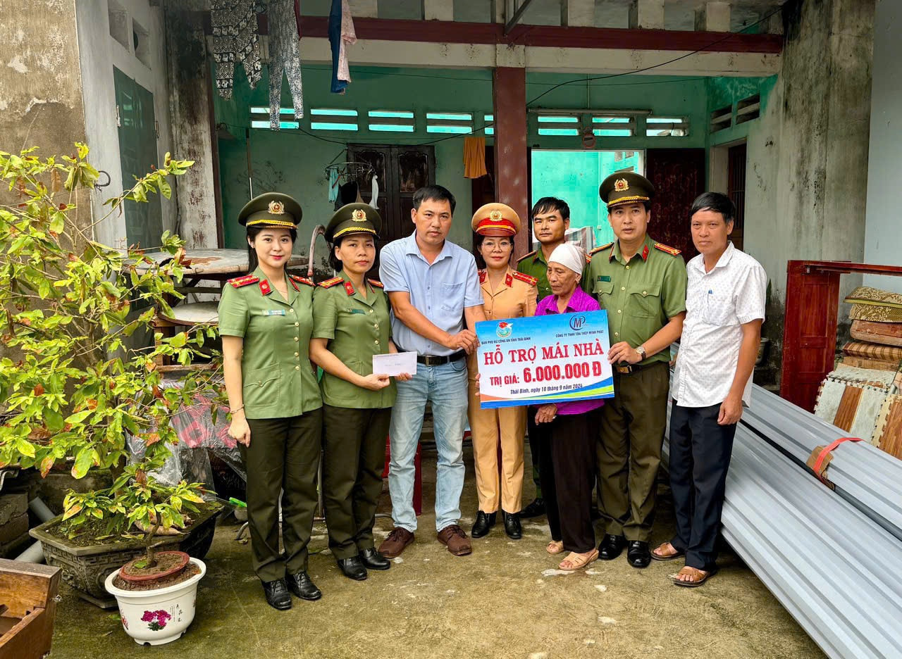 Trao quà cho người dân bị ảnh hưởng bởi bão số 3.