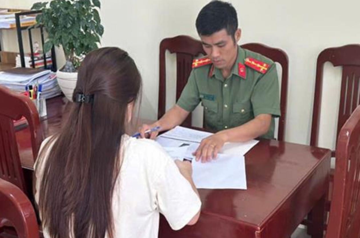 Cô gái bị xử phạt 7,5 triệu đồng. Cô gái bị xử phạt 7,5 triệu đồng.