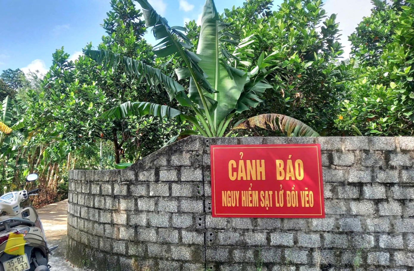 Cơ quan chức năng cắm biển cảnh báo sạt lở đồi Vẽo. Ảnh: M.Đ.