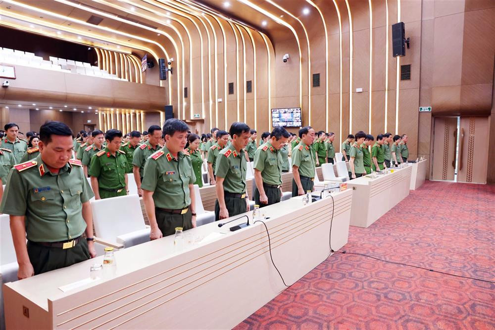 Trước khi bắt đầu buổi Lễ, để tỏ lòng tiếc thương, chia sẻ sự mất mát, đau thương với gia đình các nạn nhân; ghi nhận tấm gương dũng cảm hy sinh của cán bộ, chiến sĩ khi làm nhiệm vụ phòng, chống cơn bão số 3, các đại biểu đã dành một phút tưởng niệm. Trước khi bắt đầu buổi Lễ, để tỏ lòng tiếc thương, chia sẻ sự mất mát, đau thương với gia đình các nạn nhân; ghi nhận tấm gương dũng cảm hy sinh của cán bộ, chiến sĩ khi làm nhiệm vụ phòng, chống cơn bão số 3, các đại biểu đã dành một phút tưởng niệm.