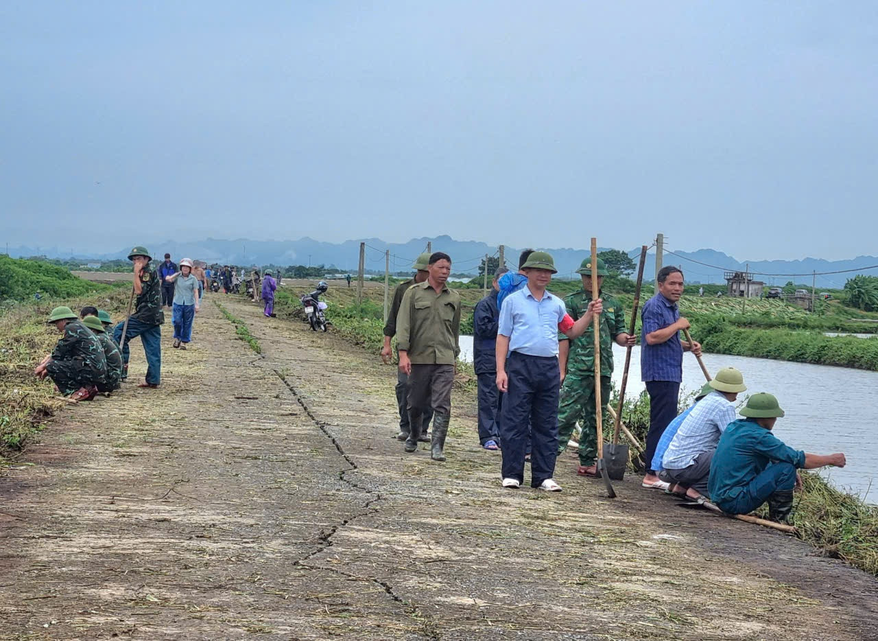 Lực lượng chức năng chuẩn bị phương án phòng ngừa, tuyên truyền bà con tránh bão. Ảnh: P.N Lực lượng chức năng chuẩn bị phương án phòng ngừa, tuyên truyền bà con tránh bão. Ảnh: P.N