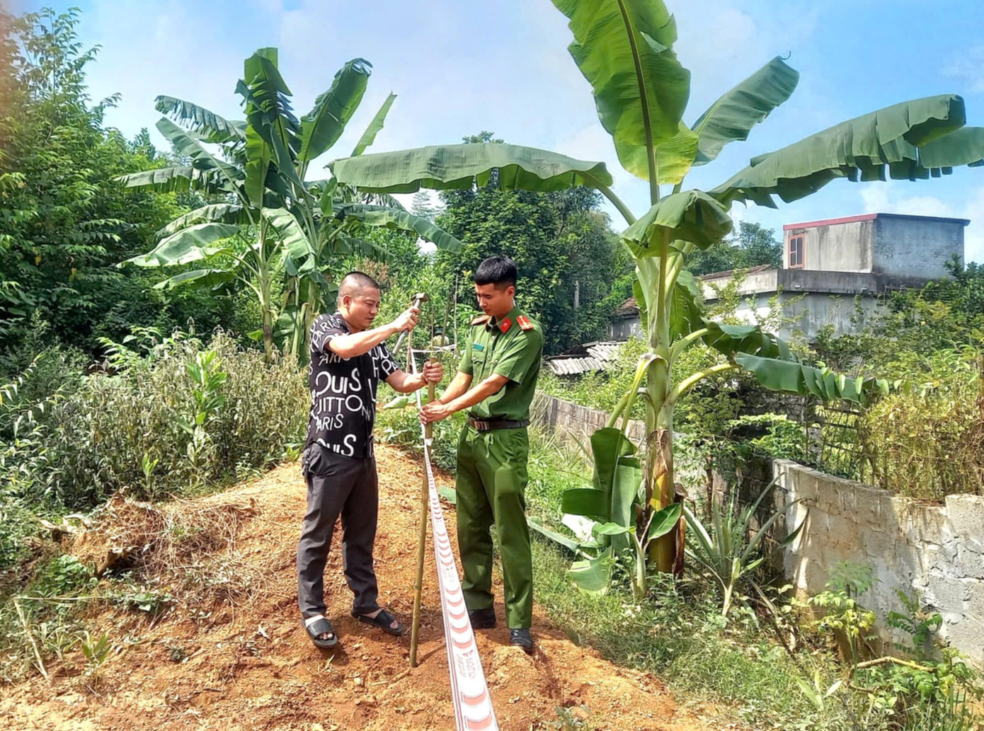 Khu vực nứt kéo dài 380m. Ảnh: M.Đ.