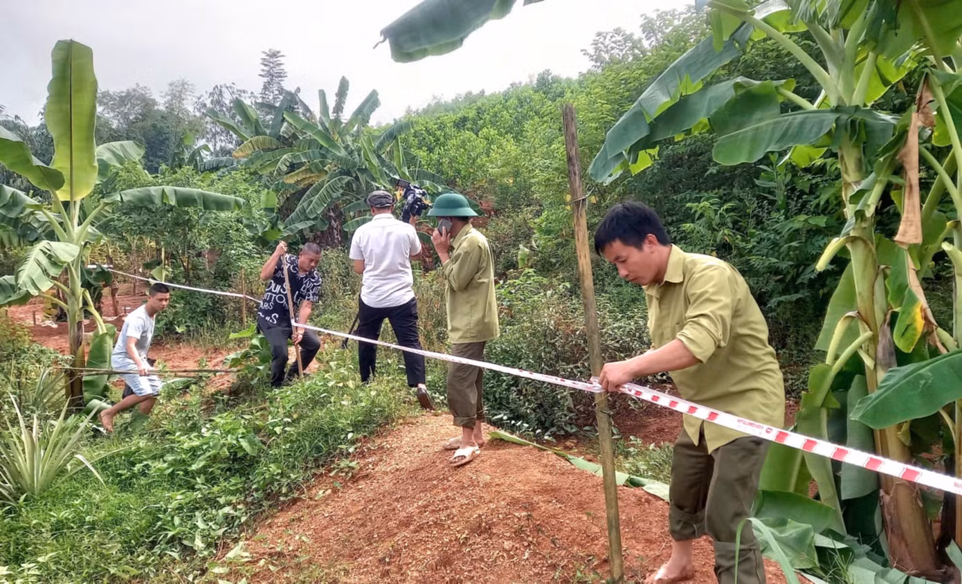 Cơ quan chức năng tiến hành phong toả khu vực có nguy cơ sạt lở. Ảnh: M.Đ.