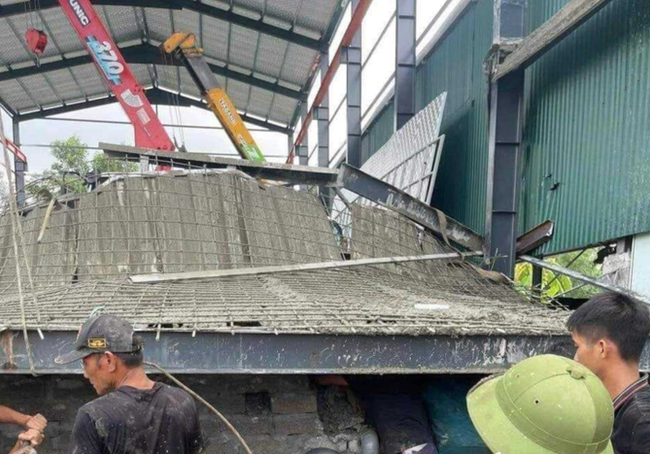 Hiện trường vụ sập giàn giáo xảy ra tại xã Ninh An, huyện Hoa Lư, tỉnh Ninh Bình.